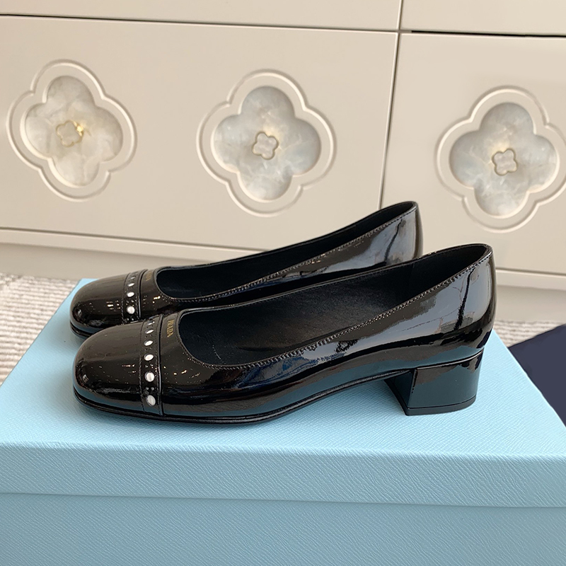 프라다 에나멜 메리제인 통굽 로퍼 힐