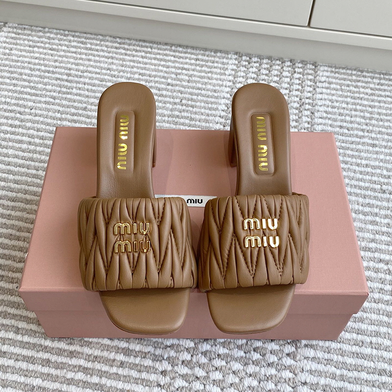 미우미우 마테라쎄 나파 가죽 슬라이드 브라운