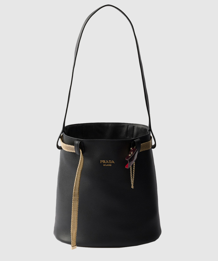 주얼리 벨트가 달린 가죽 프라다 버클 버킷백 1BE085 【매장-580만원대】